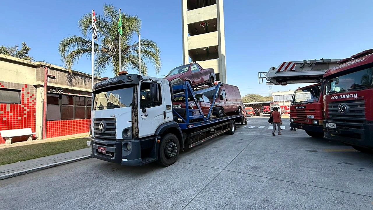 Caminhão de transporte de veículos no quartel dos bombeiros
