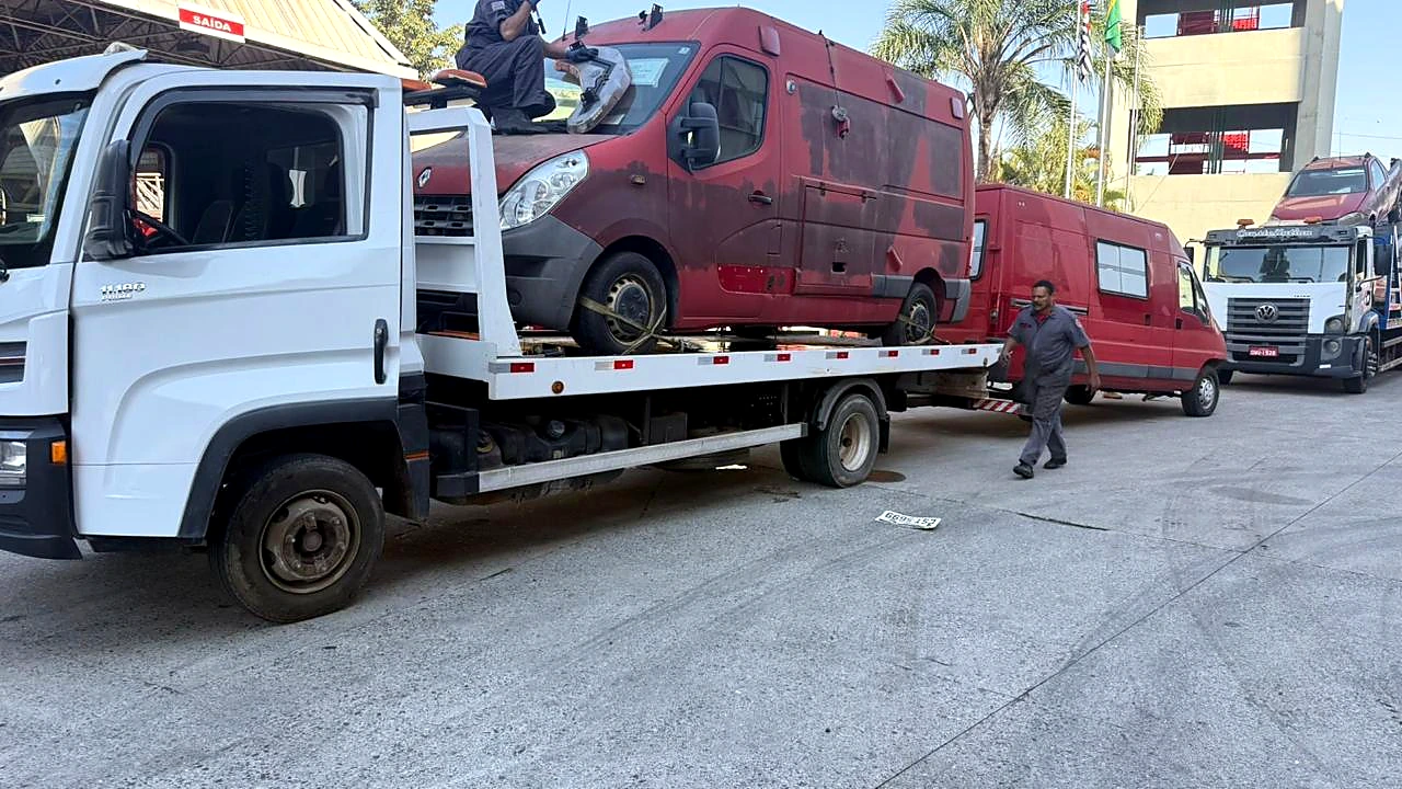 Transporte em plataforma de viatura de emergência