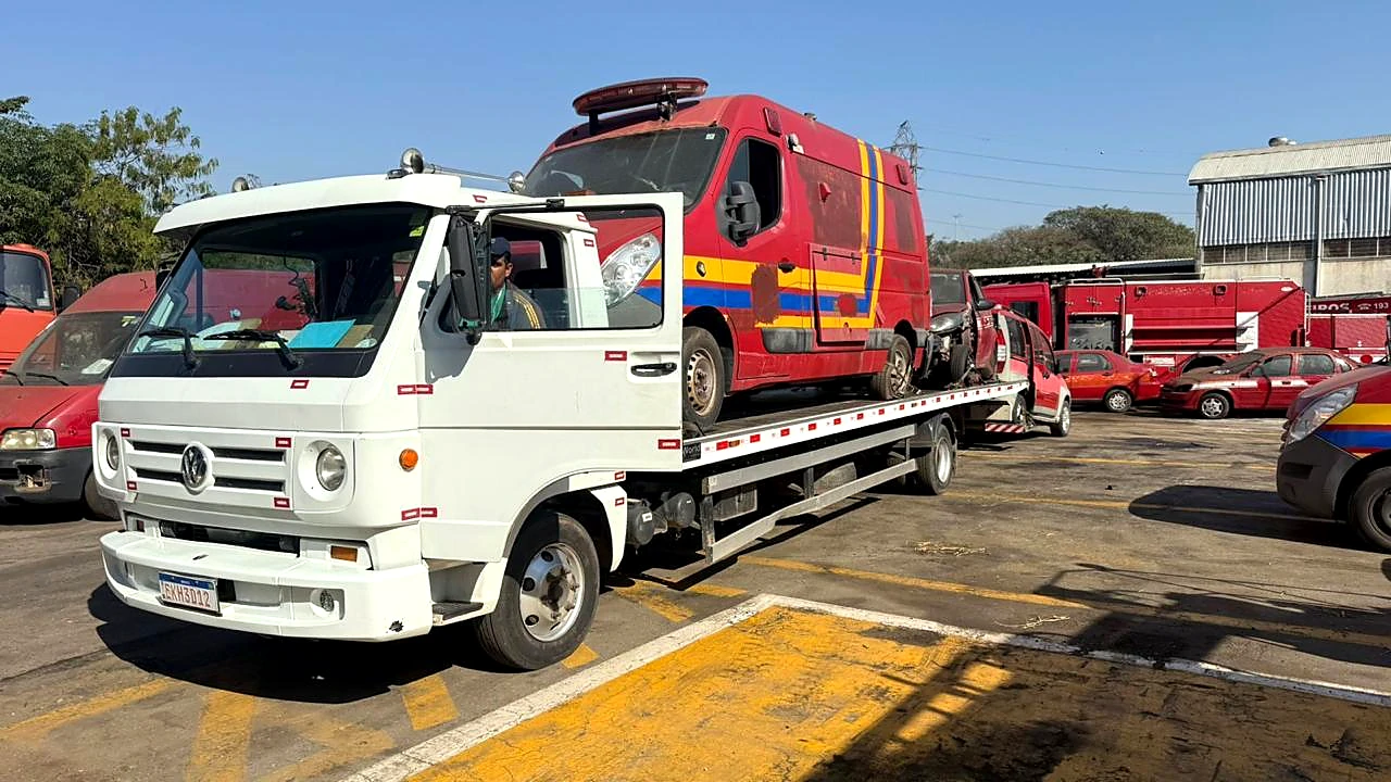 Guincho transportando veículo de resgate no pátio dos bombeiros