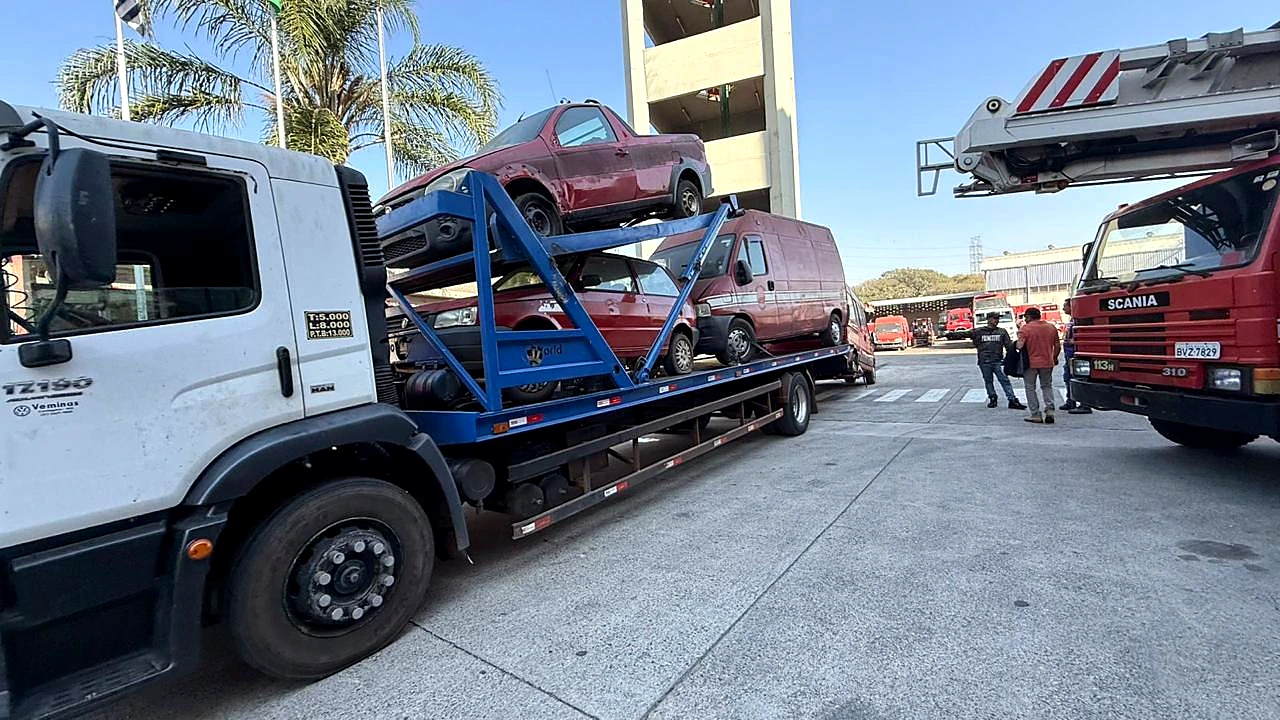 Veículos de emergência sobre caminhão de transporte